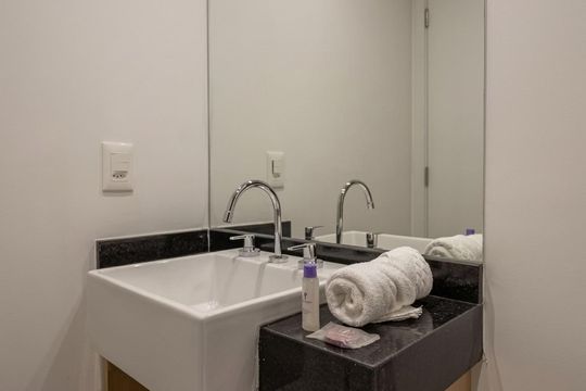 Banheiro de apartamento para alugar com 1 quarto, 24m² em Pompeia, São Paulo