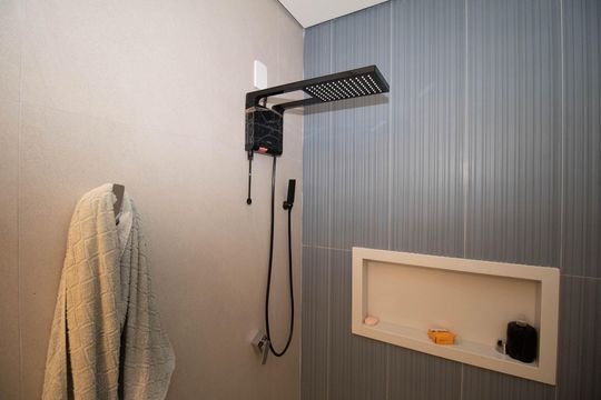 Banheiro da Suíte 1 de casa de condomínio à venda com 4 quartos, 330m² em Vicente Pires, Brasília