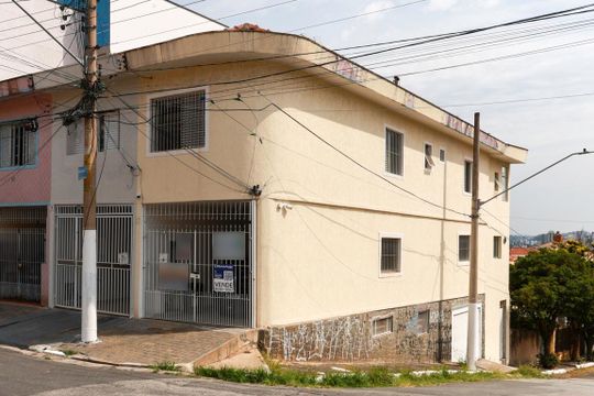 Fachada + plaquinha de casa à venda com 3 quartos, 130m² em Vila Paiva, São Paulo