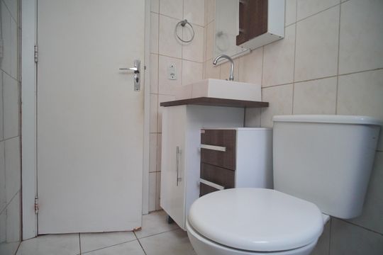 banheiro de apartamento para alugar com 2 quartos, 49m² em Rio Branco, São Leopoldo
