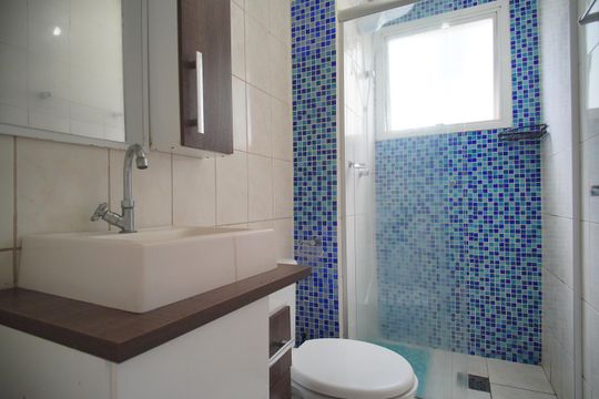 banheiro de apartamento para alugar com 2 quartos, 49m² em Rio Branco, São Leopoldo