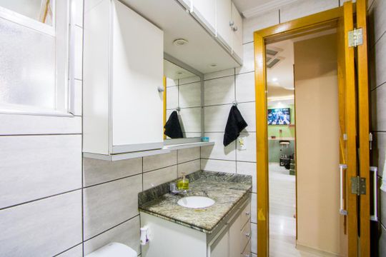 Banheiro de apartamento à venda com 2 quartos, 53m² em Jardim Santo André, Santo André