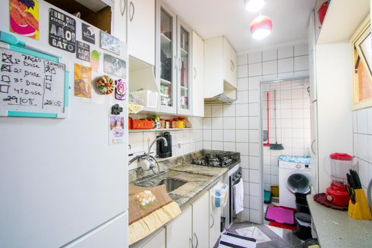 Cozinha de apartamento à venda com 2 quartos, 53m² em Jardim Santo André, Santo André