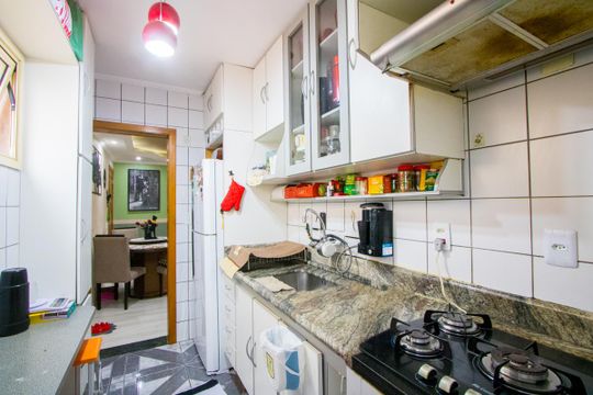 Cozinha de apartamento à venda com 2 quartos, 53m² em Jardim Santo André, Santo André