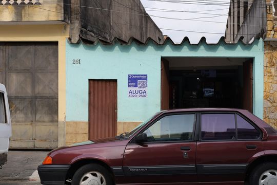 Fachada - Placa GRANDE instalada no portão do imóvel, dia 26.08.2026 - Código da placa: GOAV-116 de casa para alugar com 2 quartos, 60m² em Jardim das Camelias, São Paulo