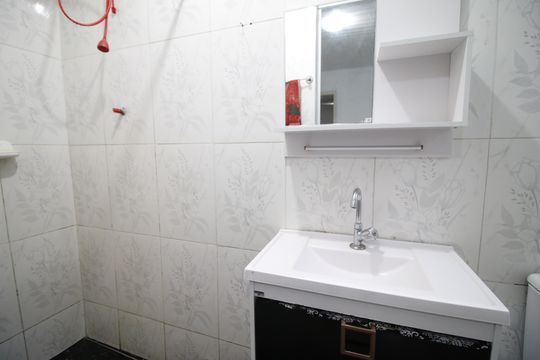 Banheiro de casa para alugar com 1 quarto, 70m² em Taquara, Rio de Janeiro