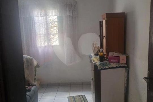 Casa à venda com 4 quartos, 200m² em Vila Nivi, São Paulo