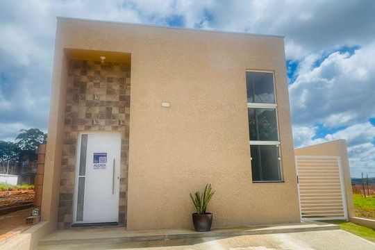 Fachada com placa de casa de condomínio para alugar com 3 quartos, 85m² em Parque do Agreste Gl Dois, Cotia