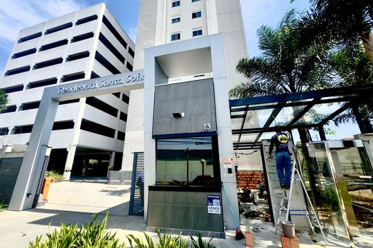Placa instalada na fachada do imóvel  de apartamento à venda com 2 quartos, 43m² em Vila Barros, Guarulhos