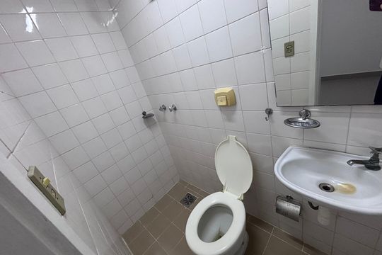 Banheiro de serviço de apartamento para alugar com 3 quartos, 105m² em Recreio dos Bandeirantes, Rio de Janeiro