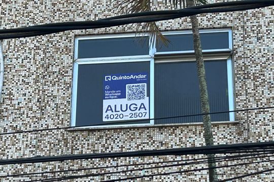Fachada + placa de apartamento para alugar com 2 quartos, 70m² em Rocha Miranda, Rio de Janeiro