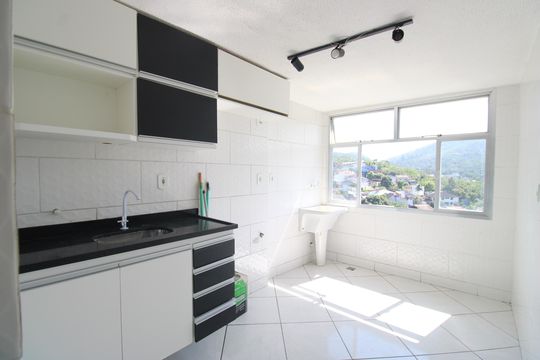 Cozinha de apartamento para alugar com 2 quartos, 95m² em Taquara, Rio de Janeiro