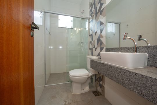 BANHEIRO de casa para alugar com 3 quartos, 50m² em Vista Alegre, Belo Horizonte