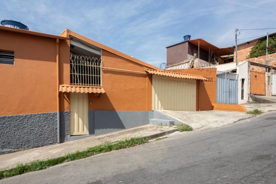 Fachada Rua lateral de casa para alugar com 3 quartos, 300m² em Jardim Laguna, Contagem