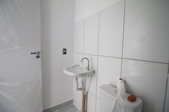 Banheiro de apartamento para alugar com 2 quartos, 47m² em Jacarepaguá, Rio de Janeiro