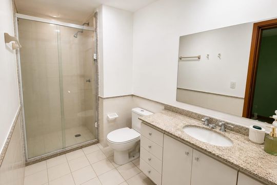 Banheiro de apartamento para alugar com 2 quartos, 54m² em Cavaleiros, Macaé