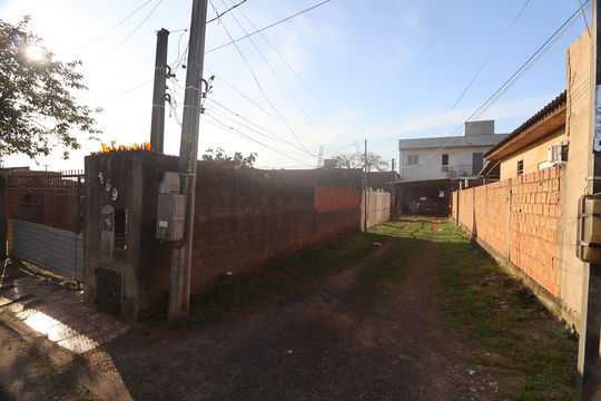 Fachada de casa à venda com 2 quartos, 50m² em Estância Velha, Canoas