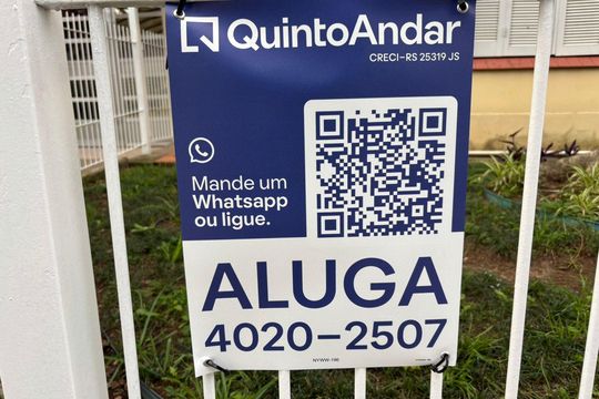 Plaquinha Instalada código NYWW-196 de apartamento para alugar com 2 quartos, 60m² em São Geraldo, Porto Alegre