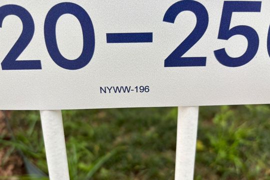 Plaquinha Instalada código NYWW-196 de apartamento para alugar com 2 quartos, 60m² em São Geraldo, Porto Alegre