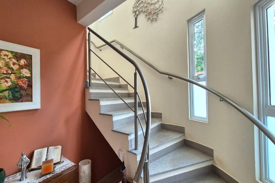 Escada  de casa à venda com 3 quartos, 177m² em Cambuí, Campinas
