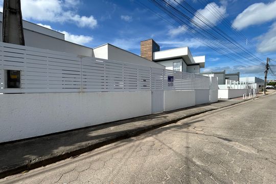 Fachada de casa para alugar com 4 quartos, 400m² em Campeche Central, Florianópolis