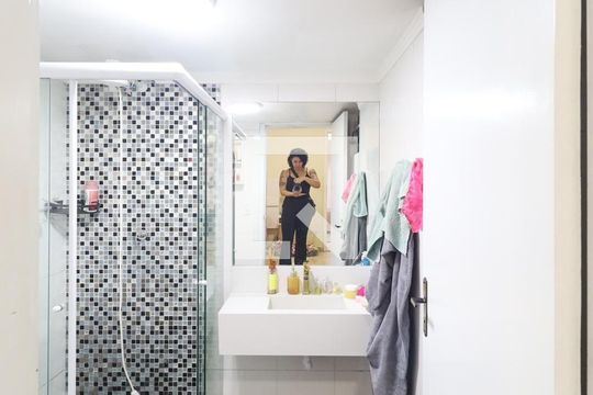 Banheiro suíte de casa de condomínio para alugar com 2 quartos, 180m² em Vila Mazzei, São Paulo