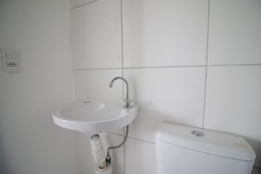 Banheiro de apartamento para alugar com 2 quartos, 46m² em Taquara, Rio de Janeiro