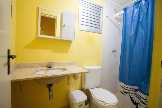 Banheiro social de apartamento à venda com 3 quartos, 70m² em Vila das Belezas, São Paulo