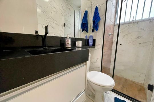 Banheiro da suíte de apartamento para alugar com 2 quartos, 40m² em Piatã, Salvador