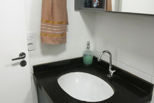 Banheiro de apartamento à venda com 2 quartos, 44m² em Vila Isa, São Paulo