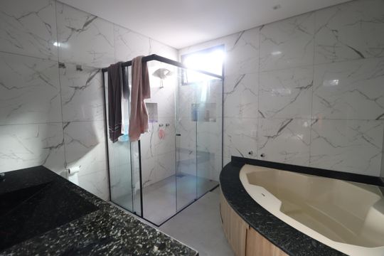 Banheiro do Quarto 4 de casa para alugar com 4 quartos, 252m² em Santa Mônica, Uberlândia