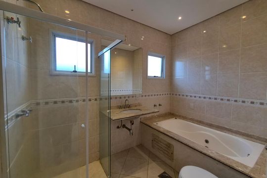 Banheiro de casa de condomínio para alugar com 3 quartos, 312m² em Jardim Recanto, Valinhos