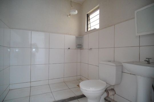 Banheiro social de apartamento à venda com 2 quartos, 53m² em Campina, São Leopoldo