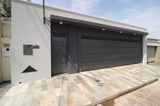 Fachada de casa para alugar com 3 quartos, 360m² em Saraiva, Uberlândia