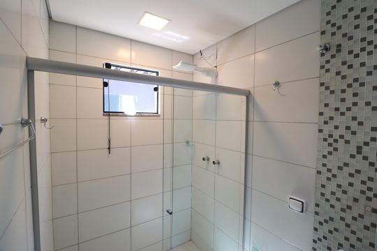 Banheiro do Quarto 1 de casa para alugar com 3 quartos, 360m² em Saraiva, Uberlândia