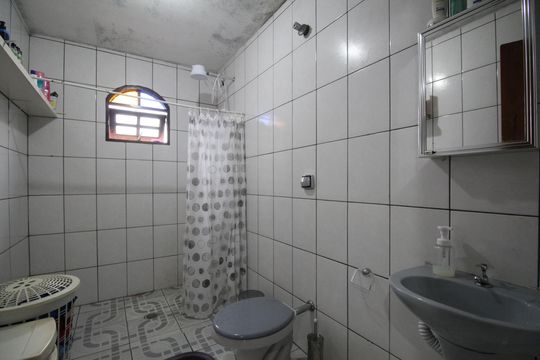 Banheiro de casa à venda com 2 quartos, 150m² em Vila Suzana, São Paulo