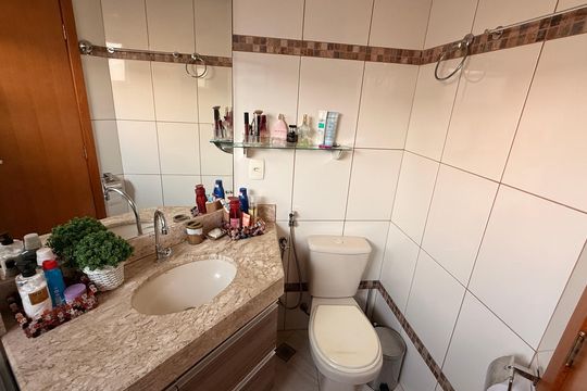 Banheiro da Suíte 1 de apartamento à venda com 2 quartos, 93m² em Residencial Eldorado, Goiânia