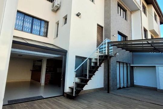 Área externa de casa à venda com 3 quartos, 180m² em Parolin, Curitiba