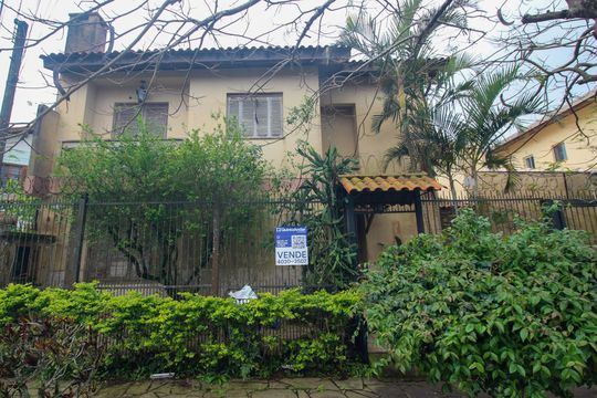 Fachada de casa à venda com 3 quartos, 200m² em Espírito Santo, Porto Alegre