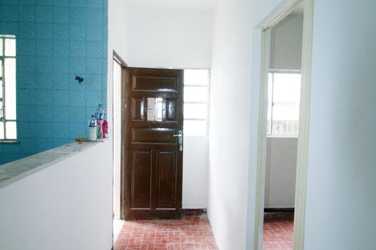 Corredor de acesso de casa para alugar com 2 quartos, 70m² em Cordovil, Rio de Janeiro