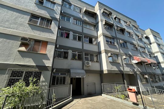 Fachada do bloco de apartamento para alugar com 2 quartos, 55m² em Jacarepaguá, Rio de Janeiro