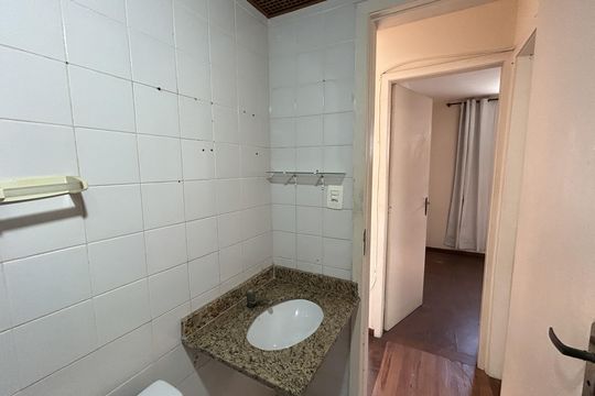 Banheiro social de apartamento para alugar com 2 quartos, 55m² em Jacarepaguá, Rio de Janeiro