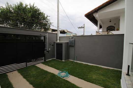 Garagem de casa à venda com 3 quartos, 120m² em Taquara, Rio de Janeiro