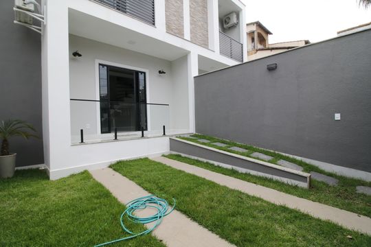 Garagem de casa à venda com 3 quartos, 120m² em Taquara, Rio de Janeiro