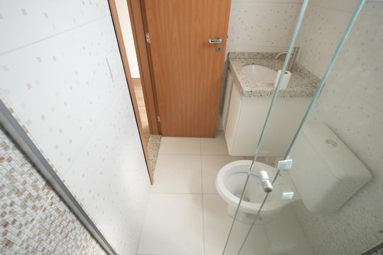 Banheiro da Suíte 1 de apartamento à venda com 2 quartos, 100m² em Parque Novo Oratório, Santo André