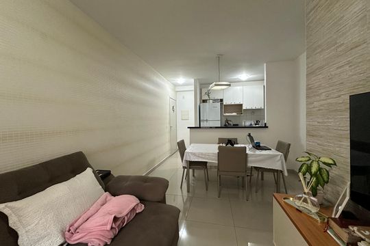 Sala de apartamento à venda com 2 quartos, 62m² em Jardim Tupanci, Barueri