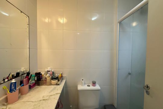 Banheiro da Suíte de apartamento à venda com 2 quartos, 62m² em Jardim Tupanci, Barueri