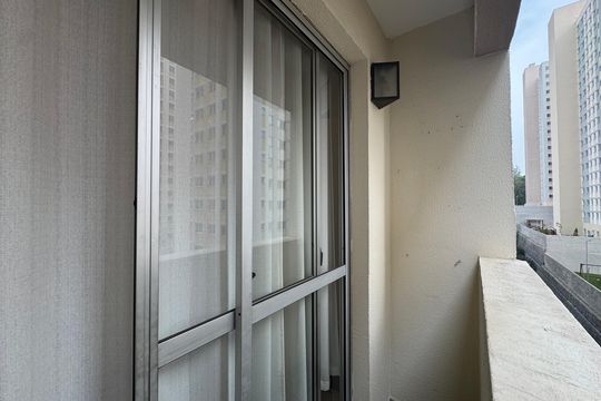 Sacada de apartamento à venda com 2 quartos, 55m² em Conjunto Promorar Raposo Tavares, São Paulo