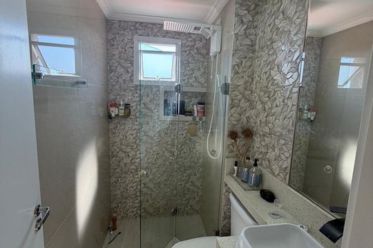 Banheiro de apartamento à venda com 2 quartos, 57m² em Santa Terezinha, Santo André