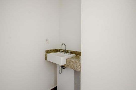 Banheiro de kitnet/studio à venda com 1 quarto, 141m² em Indianópolis, São Paulo